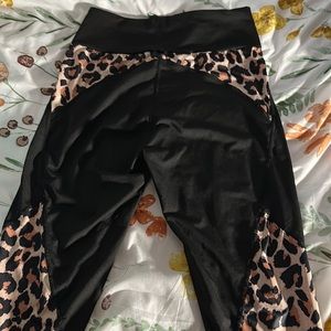 Activewear leggings, cheetah print